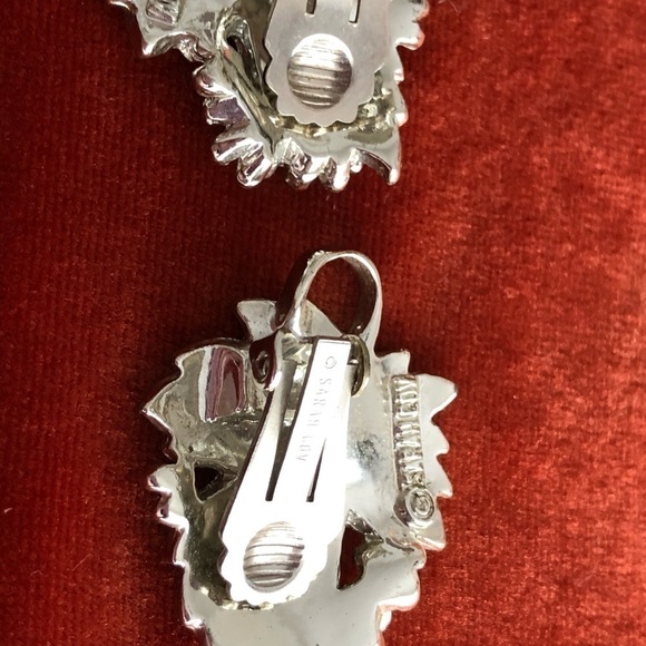 Sarah Coventry​. 2 pairs Vintage clip on earrings Grape leaves & Green Retro - Picture 5 of 7